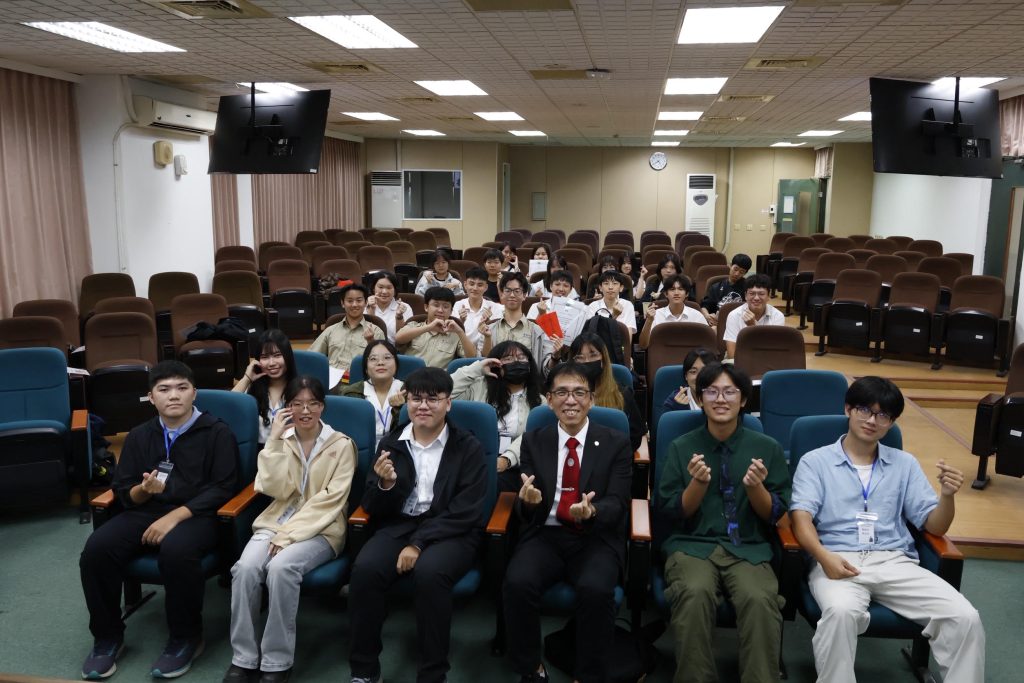 高雄大學法學院攜手高市衛生局辦高中職辯論賽 聚焦性別重置手術與醫療自主　臺南一中奪冠1